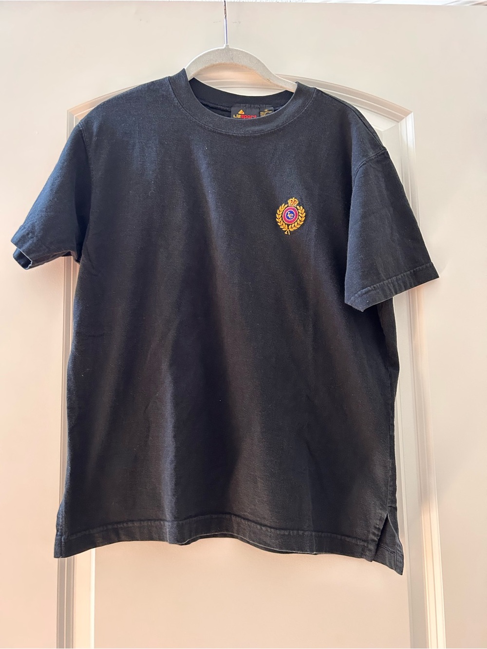 VTG Made in USA 100% Cotton Crewneck w Embroidered Crest. 90’s. Preppy. SZ M